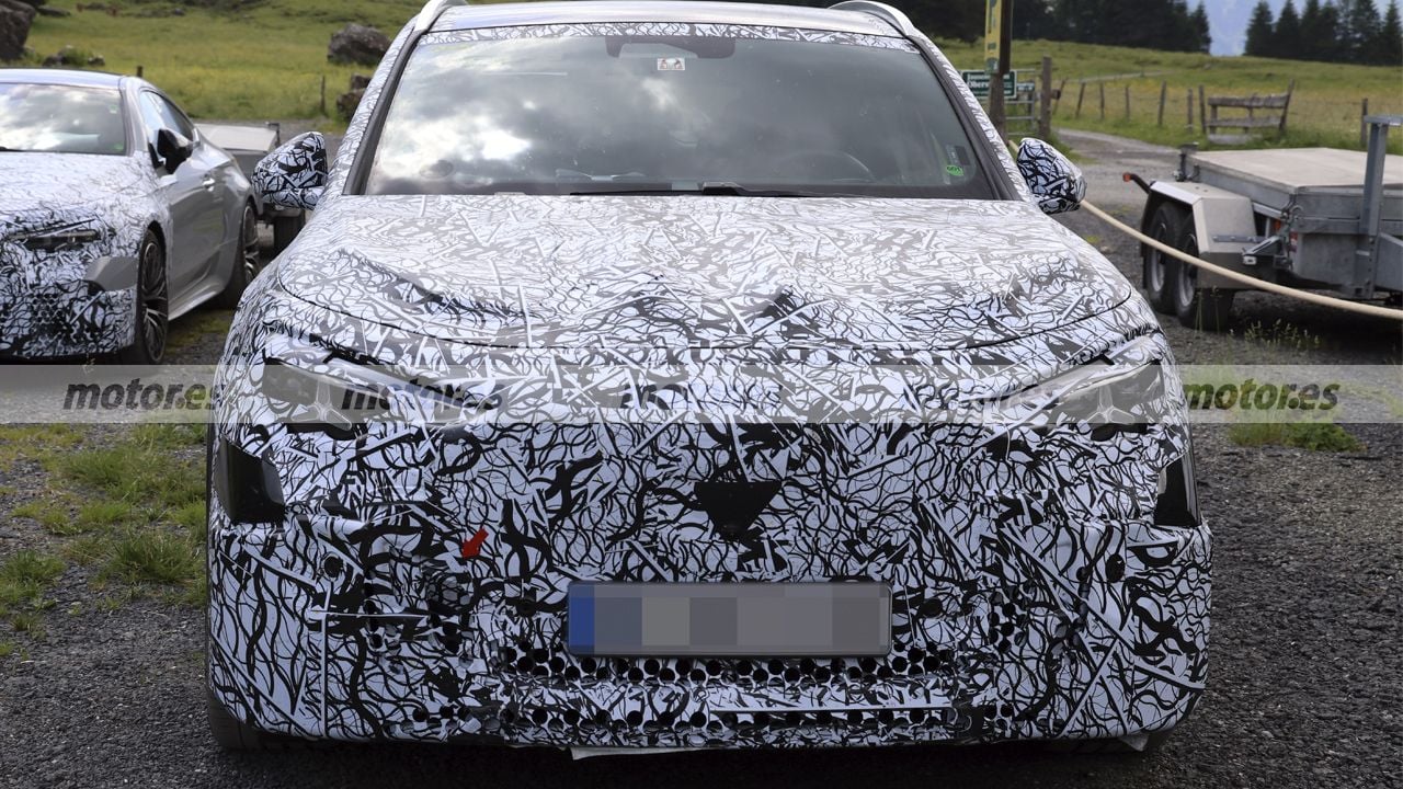 El Mercedes GLA AMG eléctrico se deja ver por los Alpes en una prueba de fuego para superar al anterior GLA 45 de gasolina