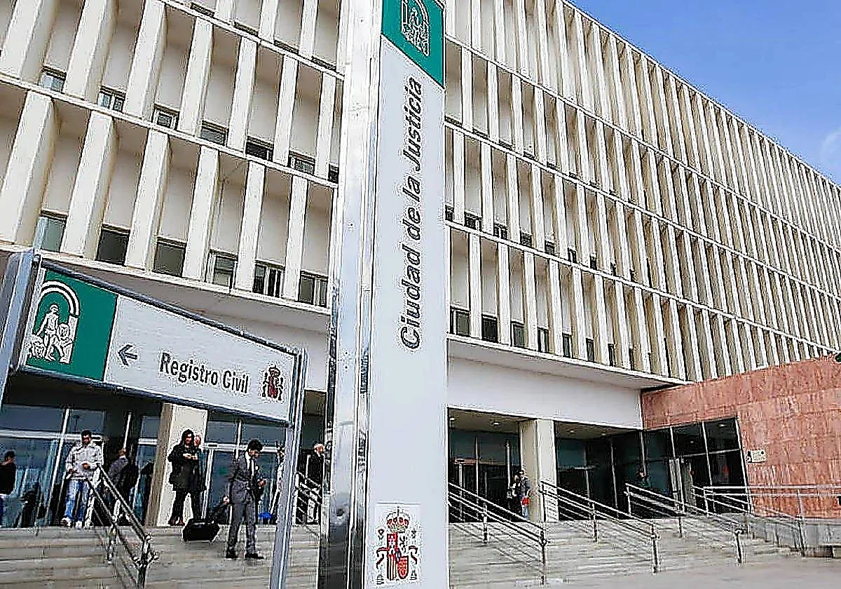 Axarquía teenager suffers three-year sexual, physical and emotional abuse at the hands of her parents