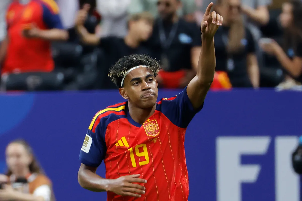 España gana por goleada a Uruguay en el duelo económico