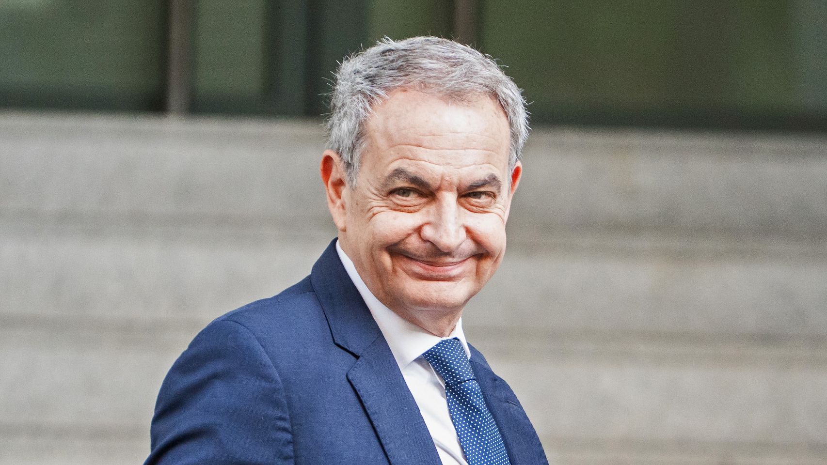 Moncloa empieza a abrir la puerta para distanciarse de Zapatero y modula su mensaje según avanza la investigación