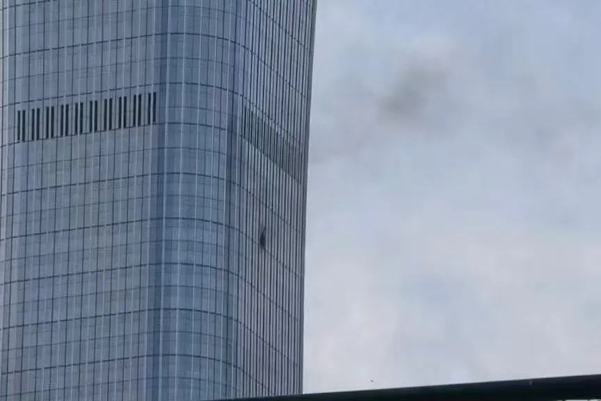 Una avioneta se estrella contra el edificio más alto de Pekín