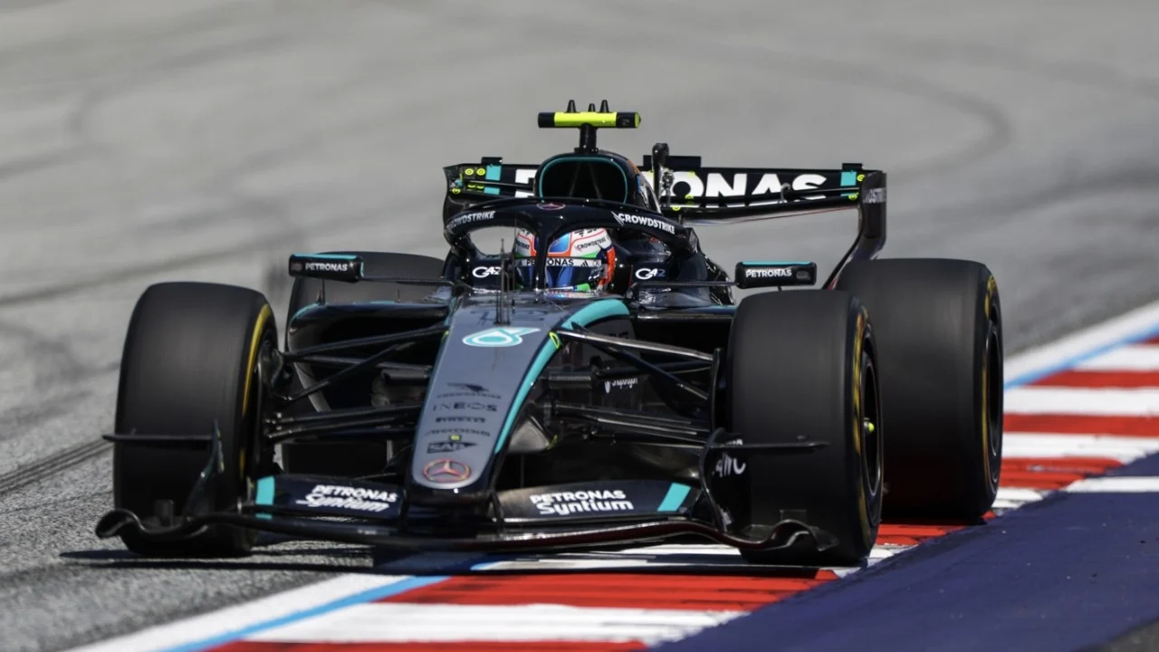 Antonelli resiste las acometidas de McLaren, en otro día anónimo para los españoles