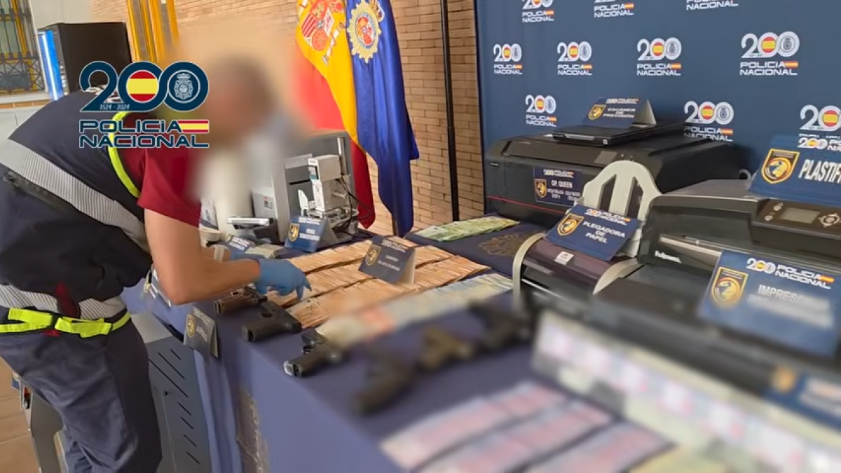 La Policía desmantela en Málaga una red que fabricaba hasta 100 permisos de conducir falsos al día