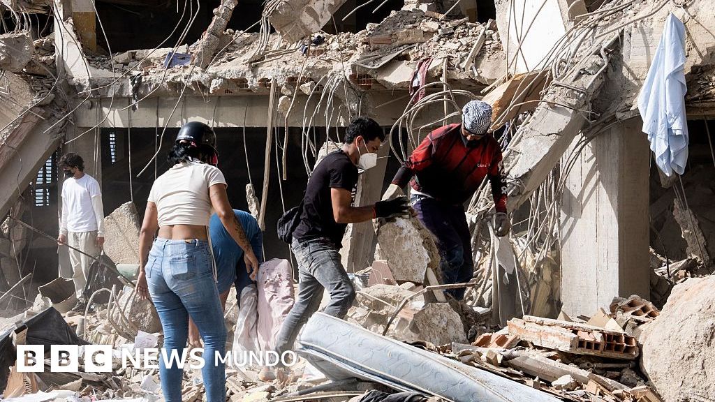 "Hay olor... ya se están sintiendo los fallecidos": la desolación en La Guaira mientras esperan más ayuda en medio de la devastación tras el doble terremoto en Venezuela