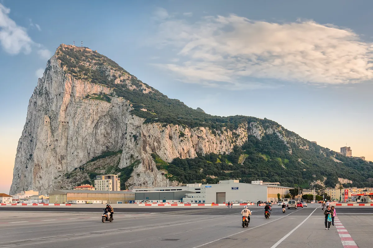 Hacienda saca a Gibraltar de la lista de paraísos fiscales e incorpora a Rusia