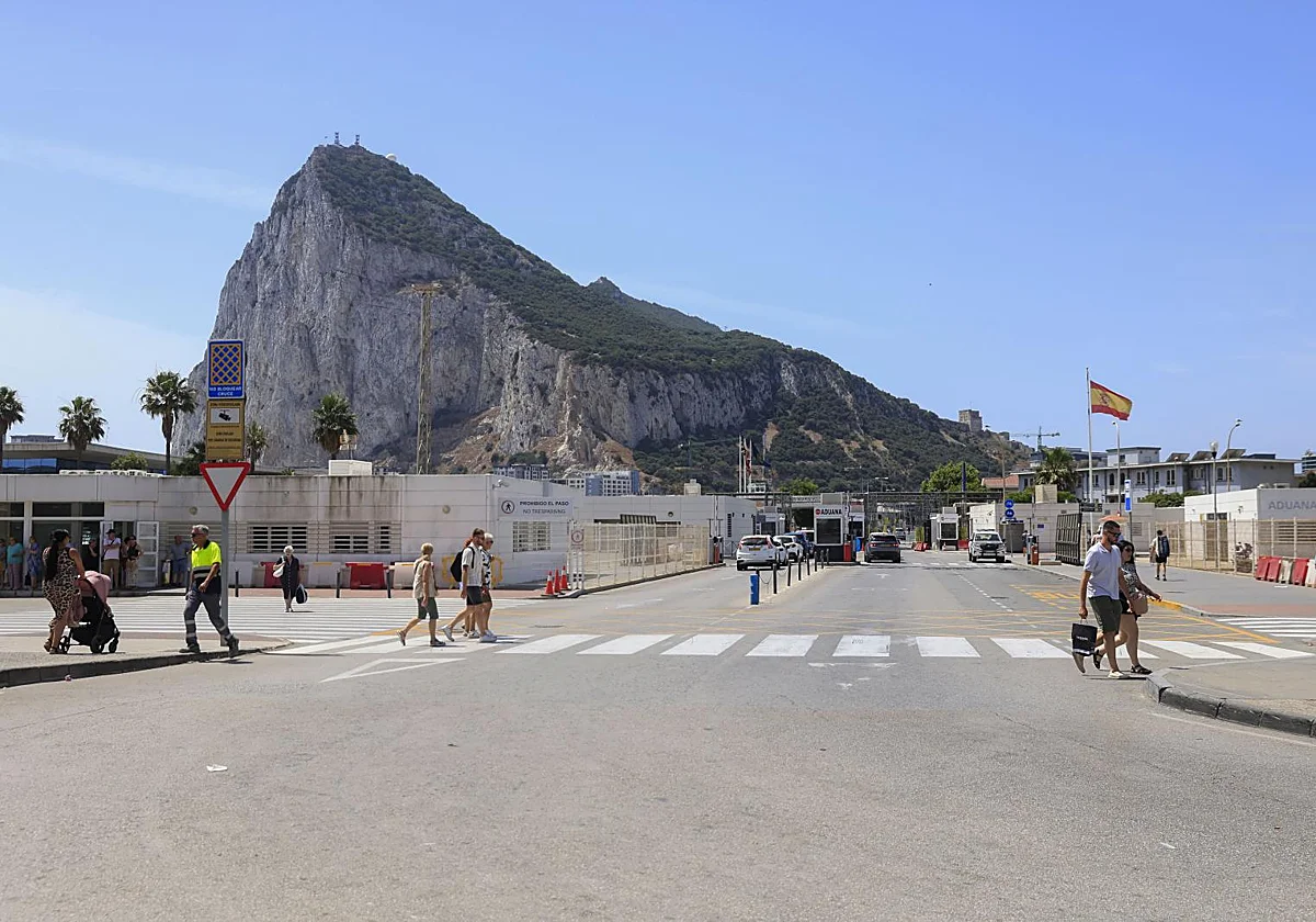 Hacienda saca a Gibraltar de la lista de paraísos fiscales tras 35 años e incorpora a Rusia