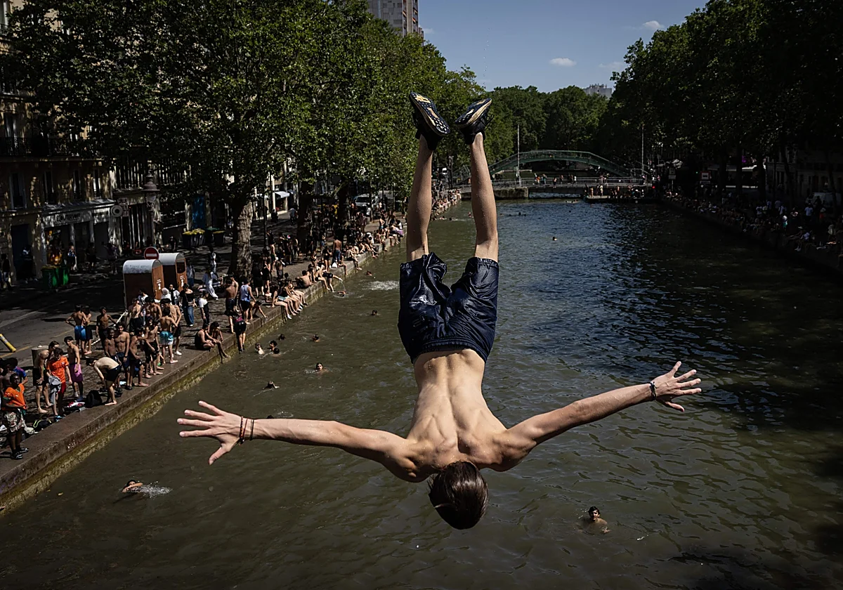 París habilita el canal de Saint-Martin para combatir las altas temperaturas: «El agua está sucia, pero hace mucho calor»