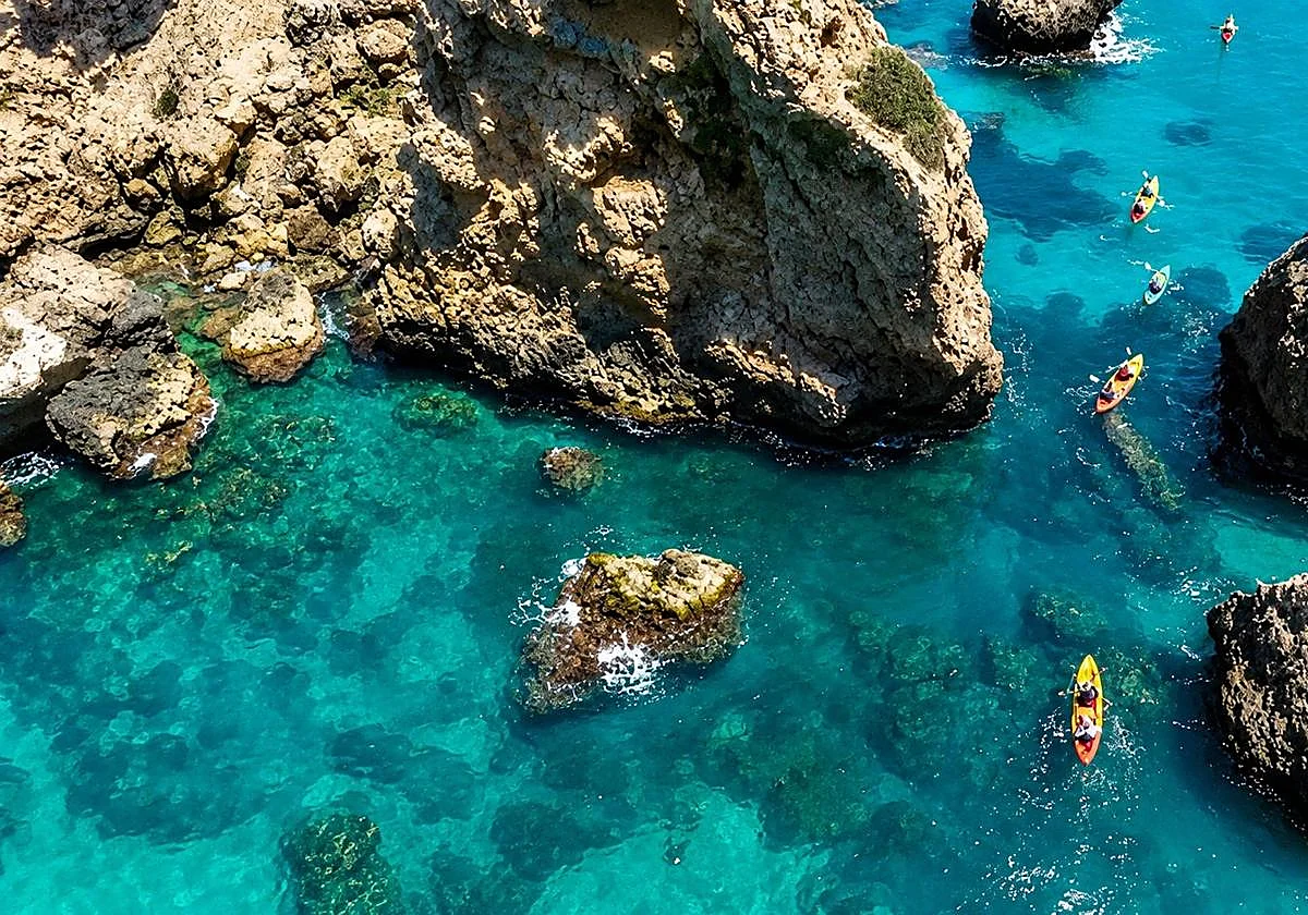 La costa de Málaga a golpe de remo: 14 rutas para hacer en kayak y paddle surf