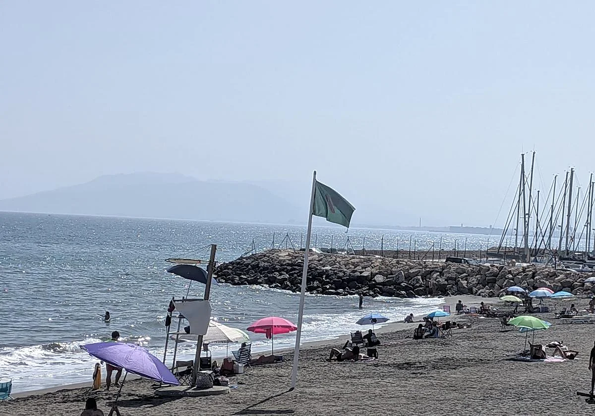 ¿Qué significan las líneas negras que tienen algunas banderas de las playas?