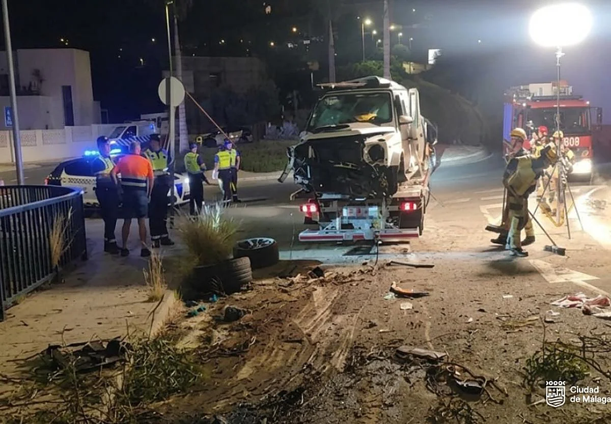 Tres fallecidos al caer un vehículo por un barranco de treinta metros en la A-7 en Málaga