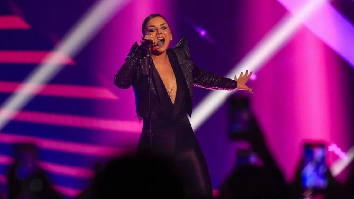 Chenoa sube la temperatura del Orgullo en Sevilla con un sonado e inesperado gesto