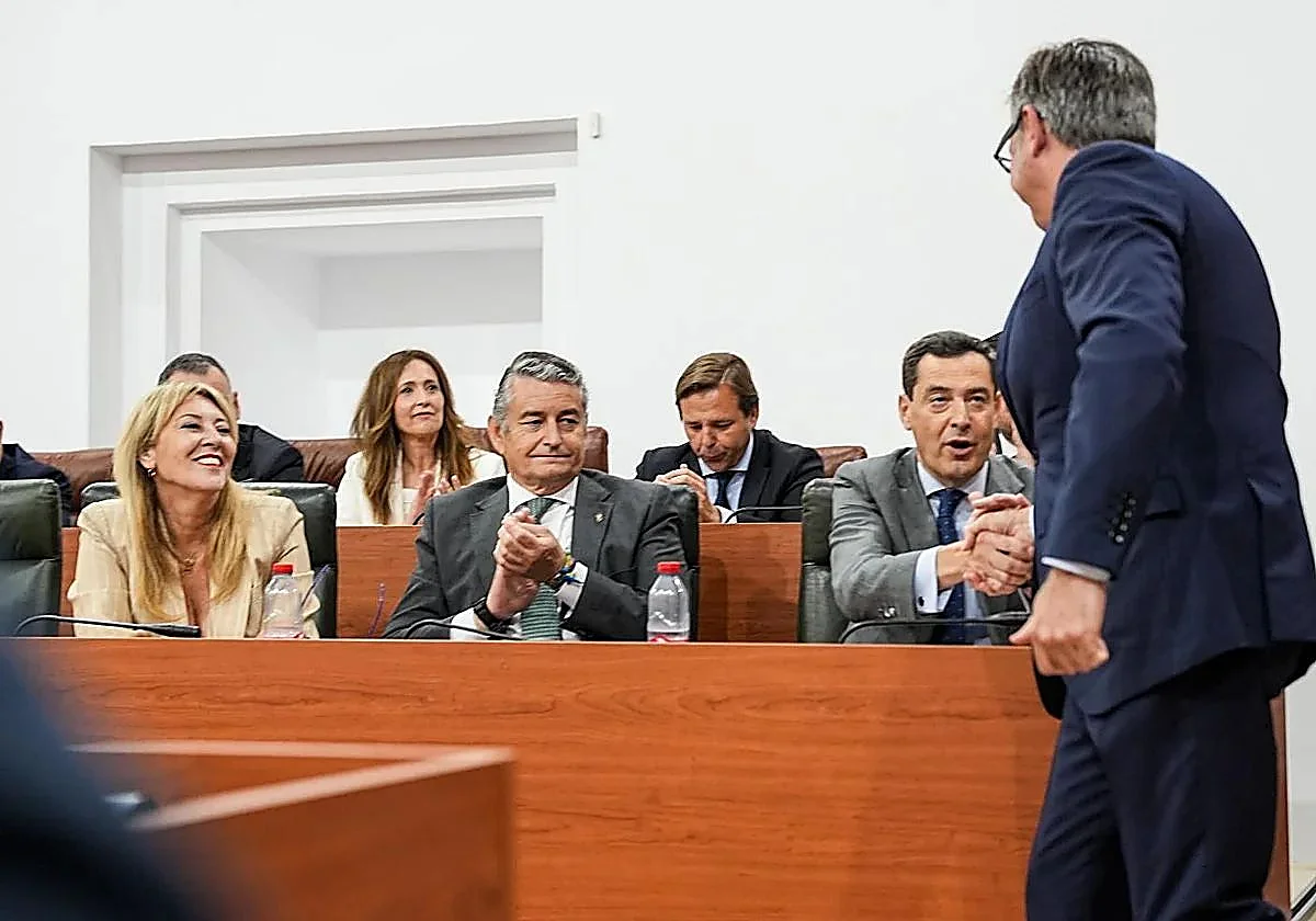 Un debate de investidura de final incierto examina el perfil centrista de Juanma Moreno