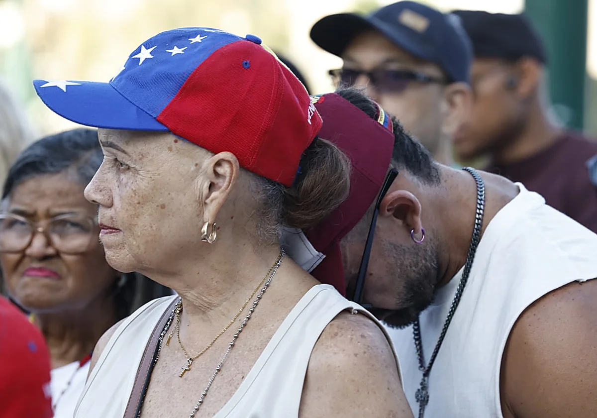 «Venezuela, no estás sola»: Málaga se ilumina en una vigilia por los fallecidos en el terremoto