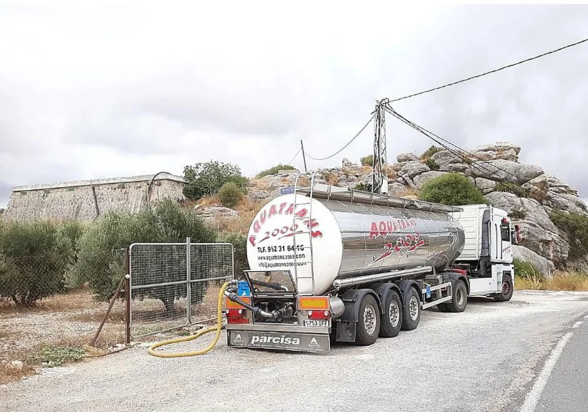El fin de las cubas de Adif obliga a Valle de Abdalajís a acelerar su solución al agua