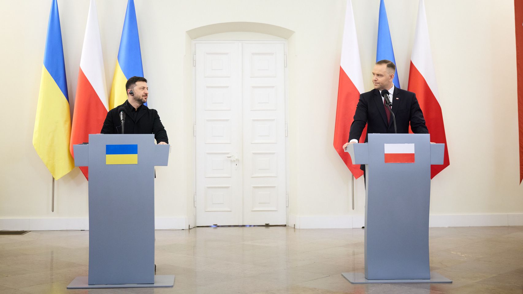 Polonia despoja a Zelenski de su mayor distinción por ensalzar a un grupo acusado de genocidio en la Segunda Guerra Mundial