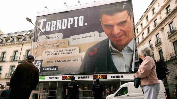 La Audiencia de Madrid desoye a Sánchez y considera "crítica política" la lona de Hazte Oír que le llamaba "corrupto"