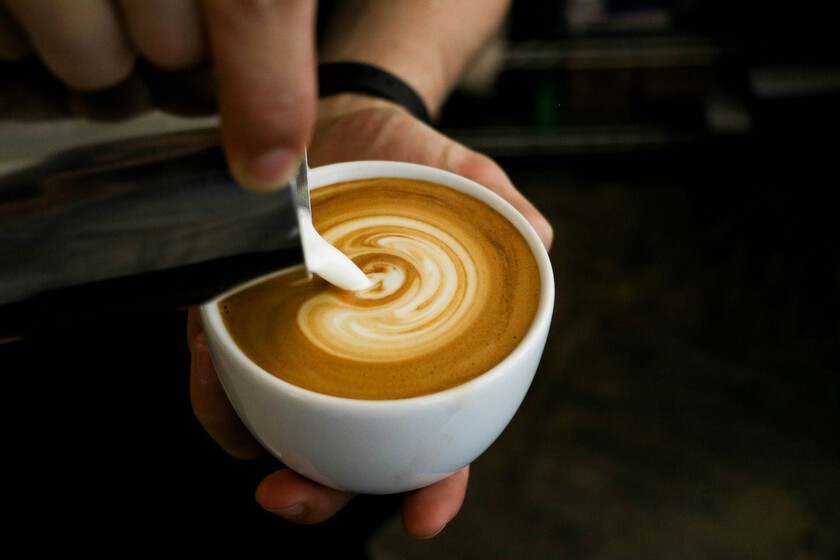 Los expertos coinciden: "El problema no es tomar café, es necesitar cinco tazas para ser funcional"