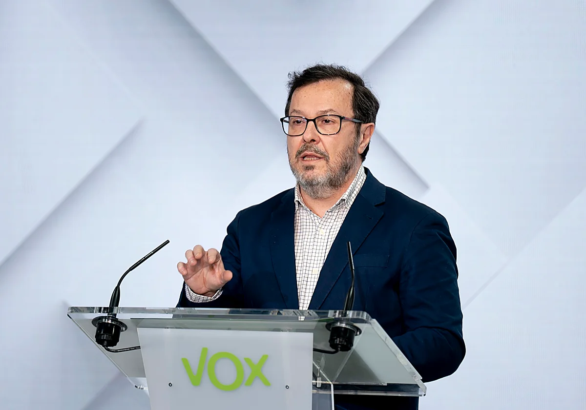 Vox amenaza a Moreno con no investirle «nunca» en pleno debate en el Parlamento andaluz