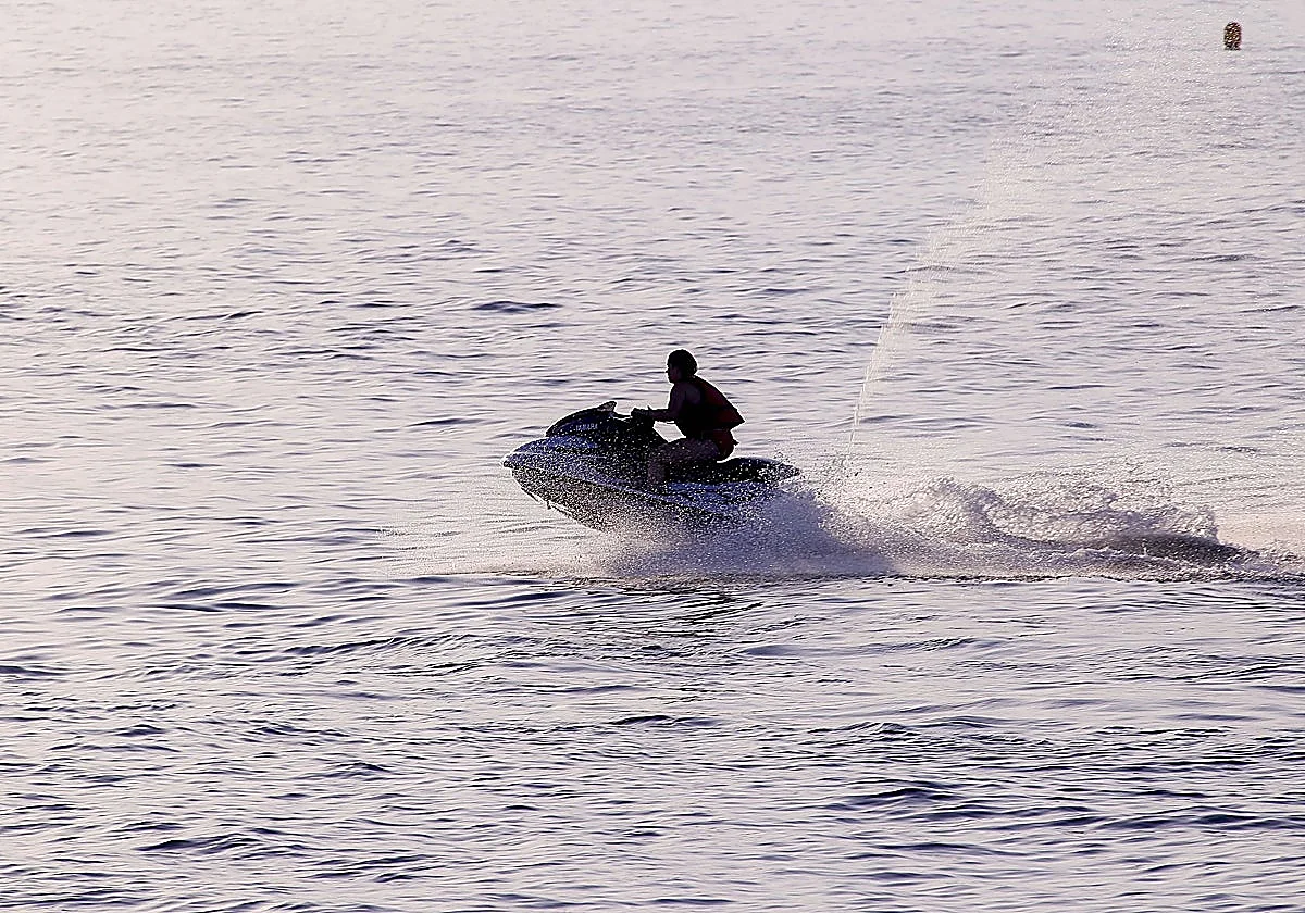 La Herradura residents call on regional government to ban jet skis