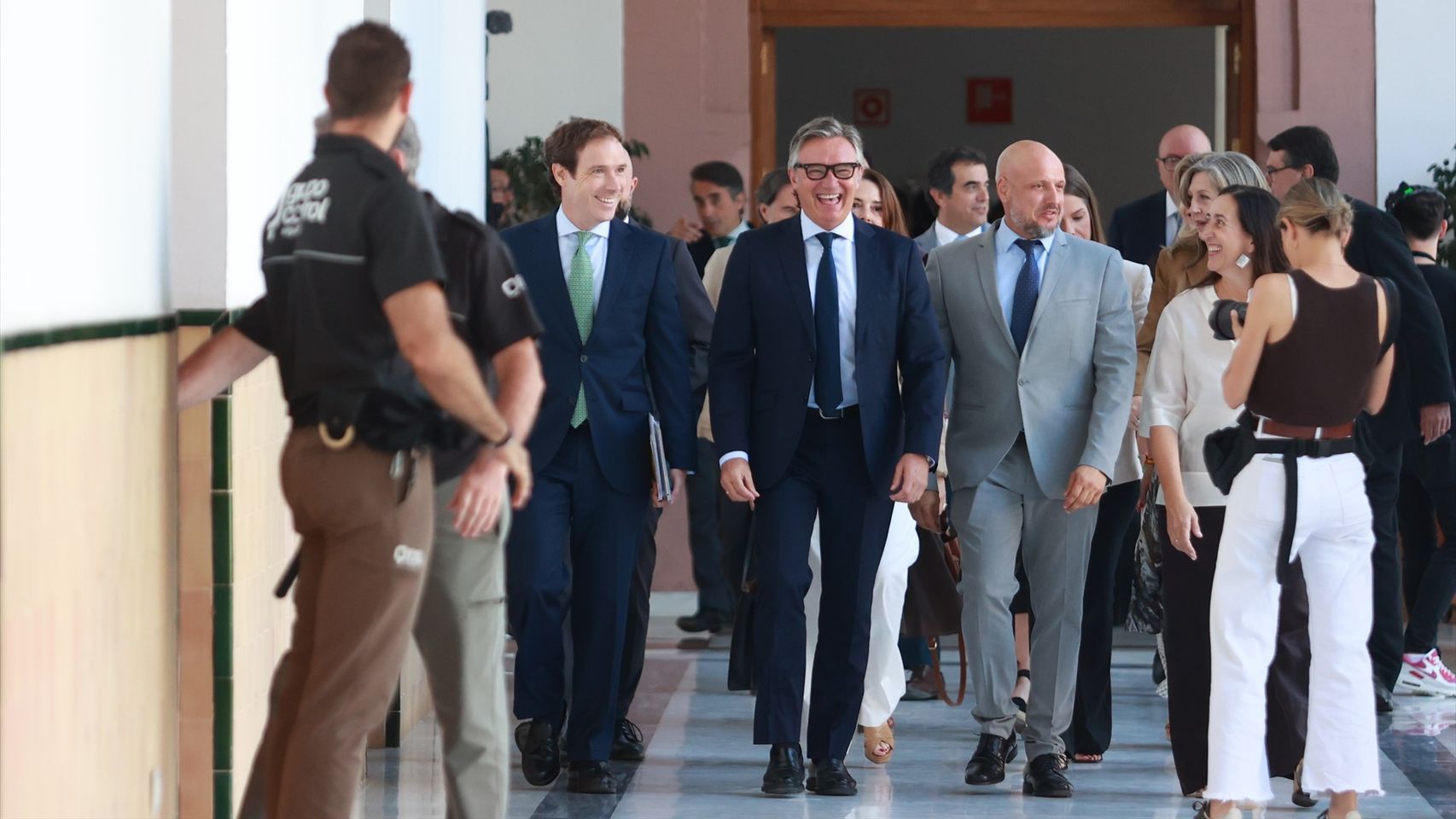 Vox enfría las expectativas de Juanma Moreno tras la primera sesión de investidura sin guiños a la "prioridad nacional"