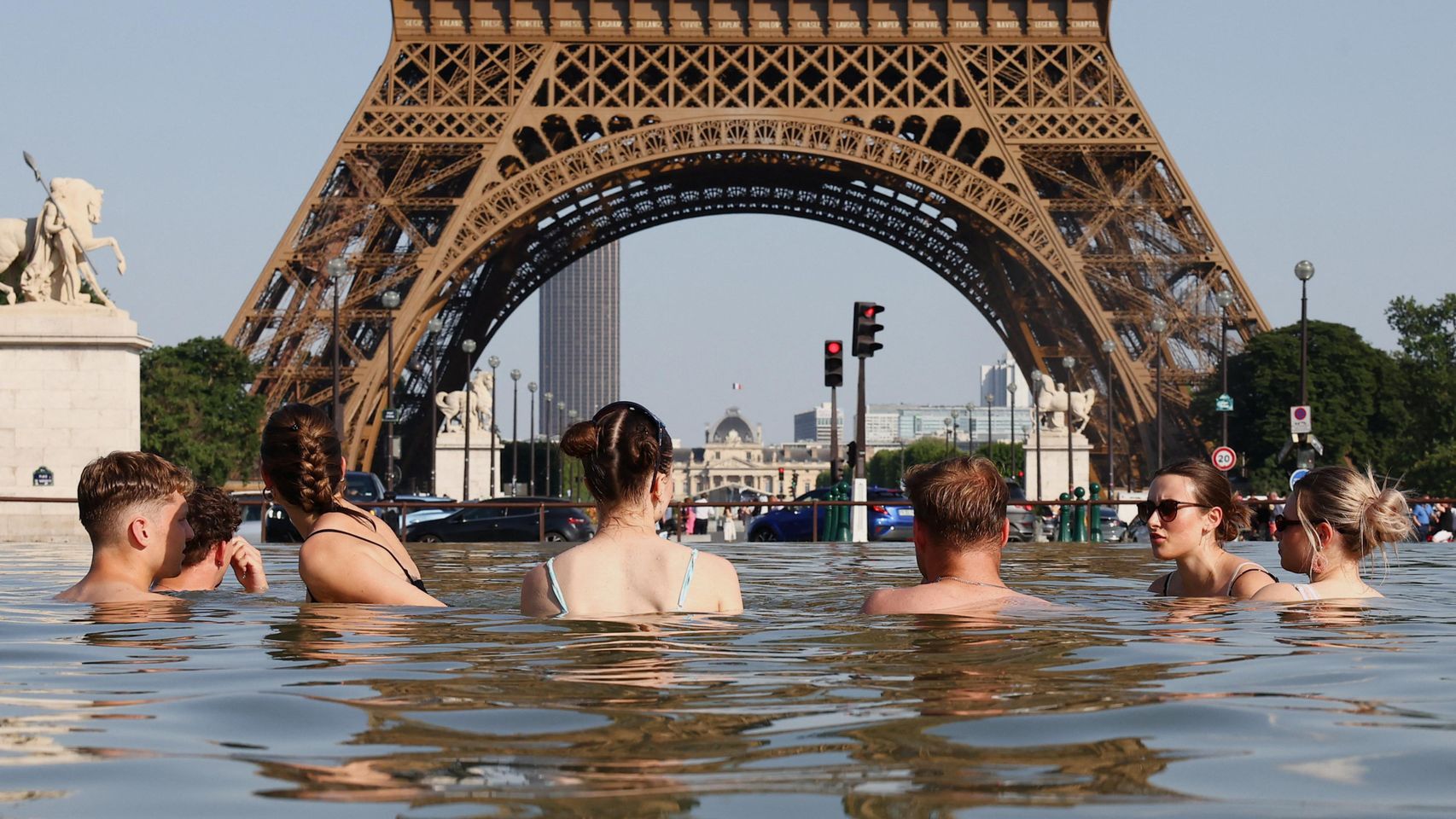 El aire acondicionado entra en campaña en Francia: Le Pen reclama "climatizar en masa" y Melénchon la llama "ignorante"