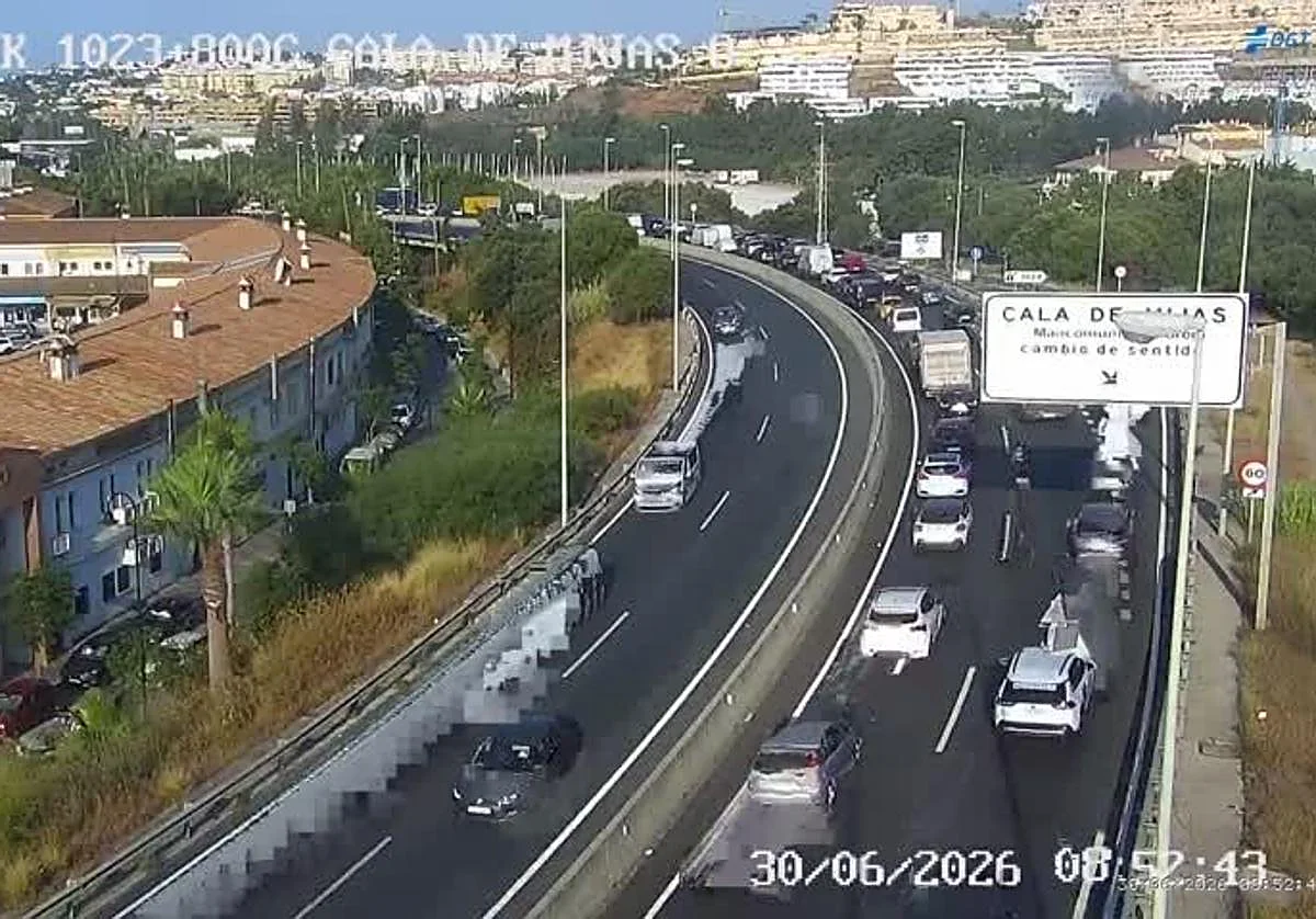 Un camión se engancha con el tendido eléctrico y provoca retenciones en la A-7 en Mijas