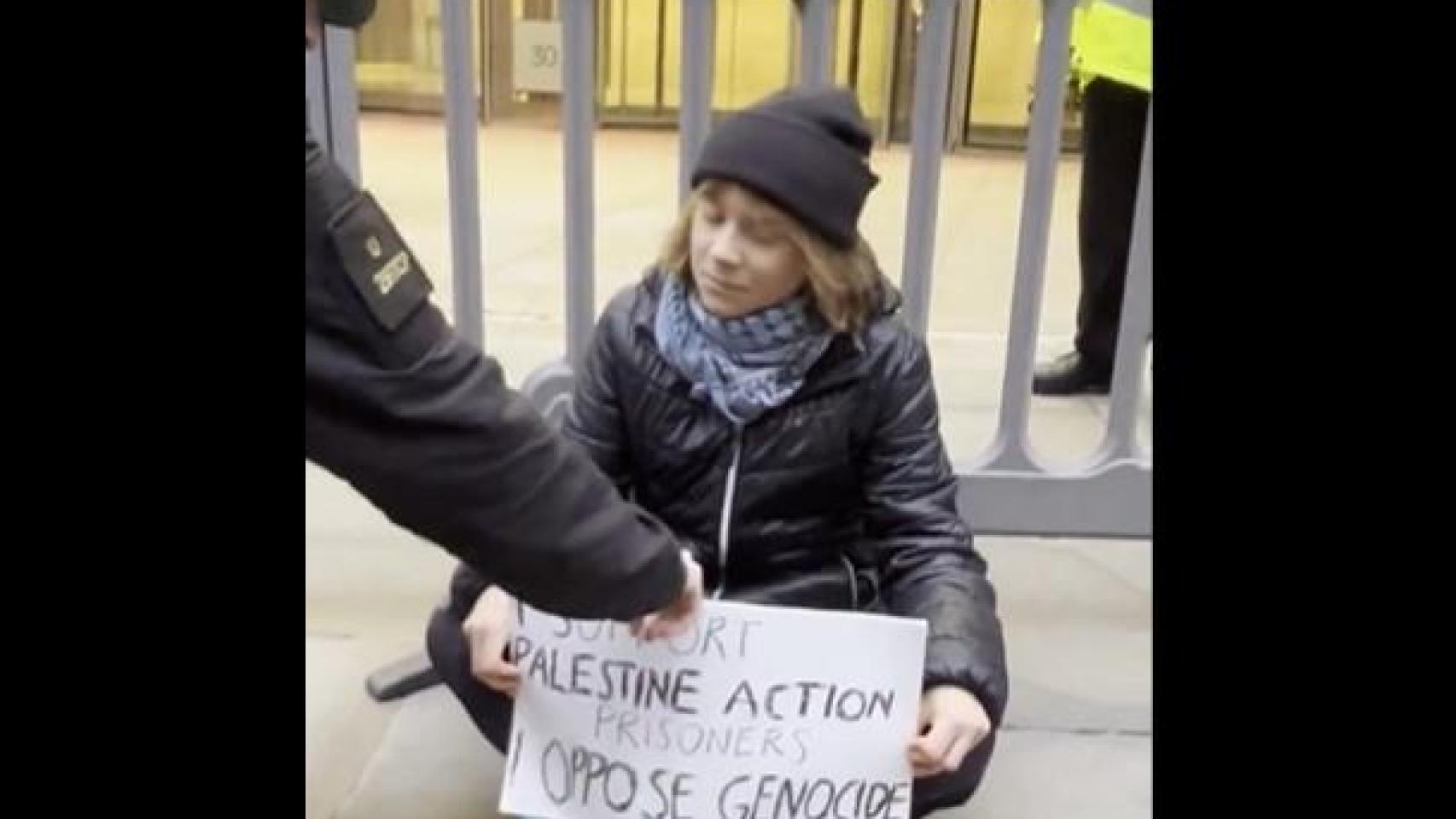 Greta Thunberg, detenida en Londres por apoyar a miembros de Acción Palestina que hacen huelga de hambre en prisión