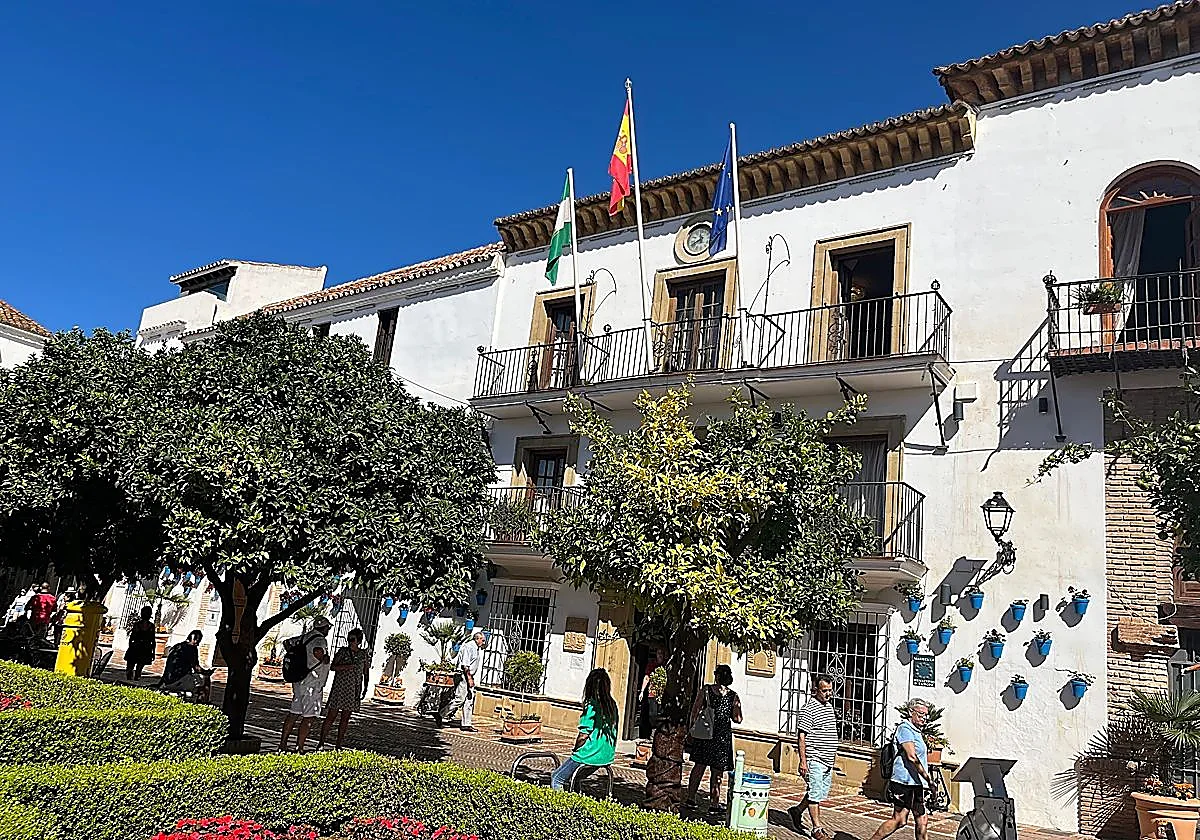 Condenan al Ayuntamiento de Marbella a indemnizar con 34.000 euros a una mujer que cayó por una baldosa rota