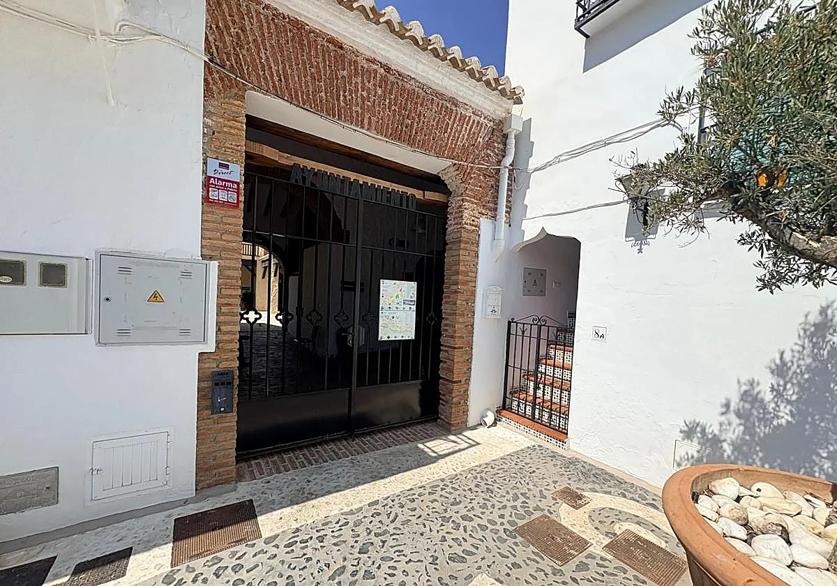 La Guardia Civil registra el Ayuntamiento de Frigiliana y otras dependencias municipales