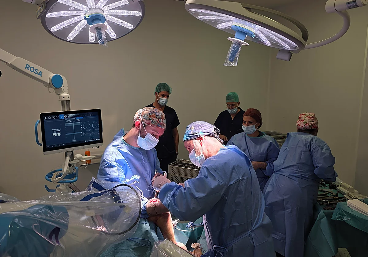 El robot ROSA permite realizar cirugías de prótesis articular con precisión milimétrica