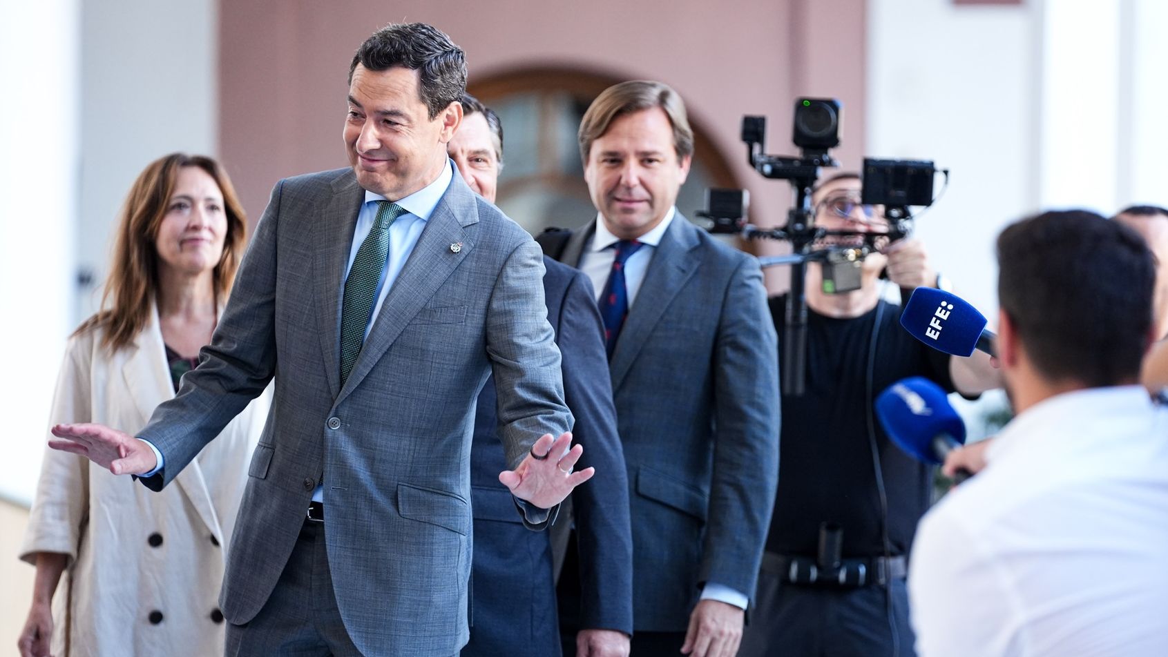 Juanma Moreno no consigue salir investido en la primera votación, pero confía en lograrlo el jueves tras los 'guiños' con Vox