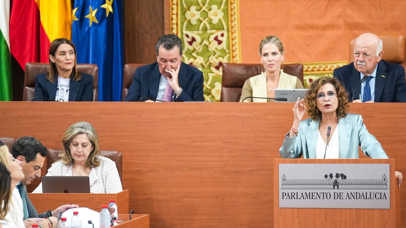 Moreno a Montero, en el debate de investidura: "No ha movido un músculo por Andalucía siendo la mujer más poderosa"