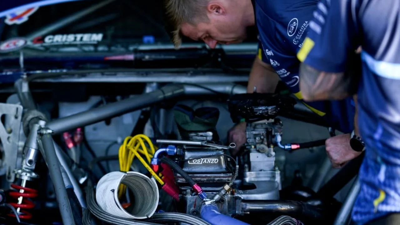 En 2026 todavía hay coches que llevan motores con carburador de 6 cilindros, rozan los 500 CV y los 300 km/h