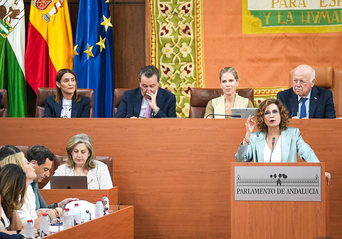 Bronco debate entre Montero y Moreno que eleva la tensión en el pleno
