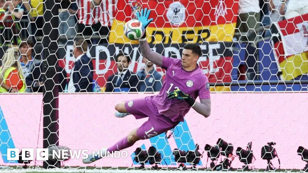 Orlando Gill, el arquero que pasó de tener que vender su uniforme para salvar a su bebé a convertirse en el héroe de Paraguay en el Mundial