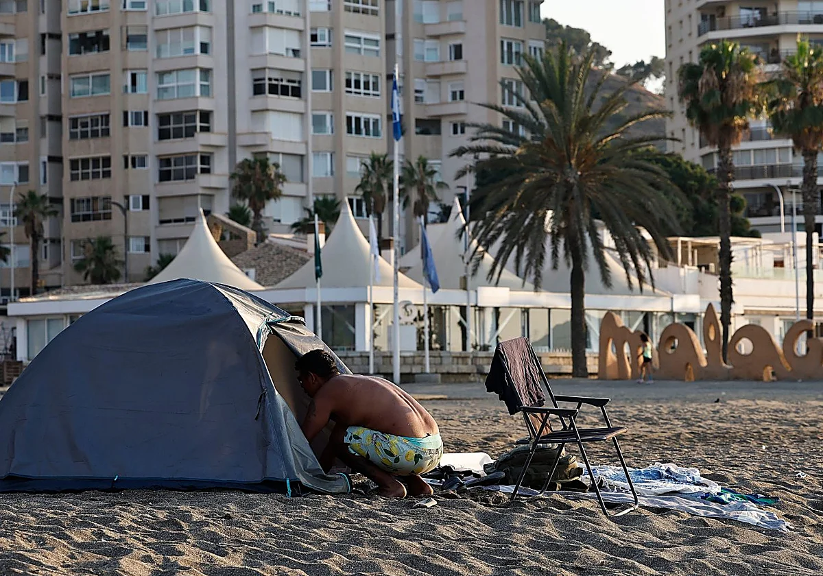 Una veintena de indigentes duermen en tiendas y chambaos en la playa de La Malagueta