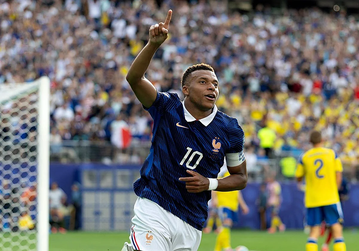 Mbappé y su batalla goleadora con Messi: «Estoy seguro de que Leo va a seguir marcando goles»
