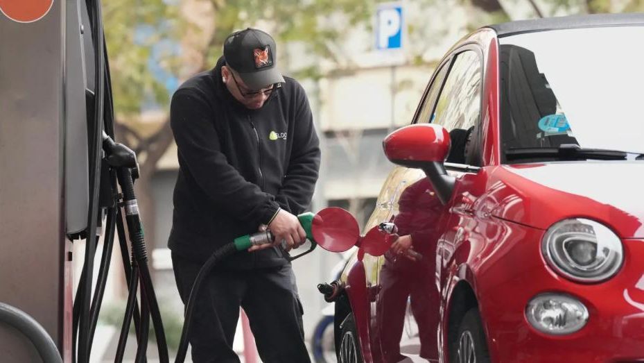 Las gasolineras que aprovechen las ayudas estatales para subir sus beneficios se identificarán en una lista pública