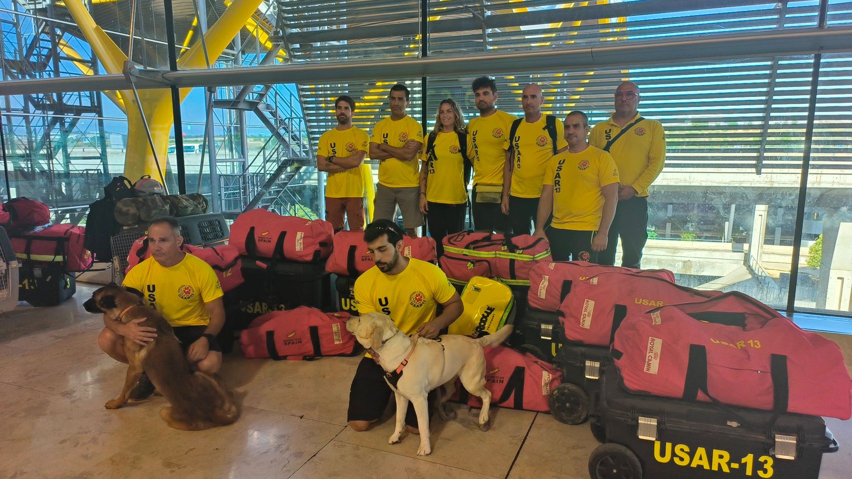 Los ocho rescatistas de Alicante en Venezuela, expertos en desastres y terremotos: "El tiempo juega en contra"