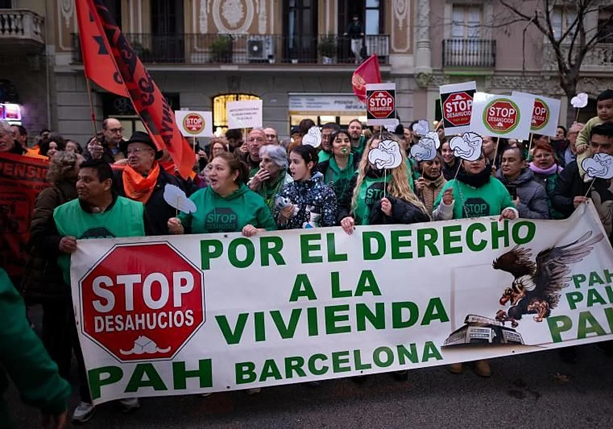 Incentivos al coche eléctrico, plan antidesahucios y descuentos en la factura eléctrica: el Gobierno lanza su escudo social para 2026