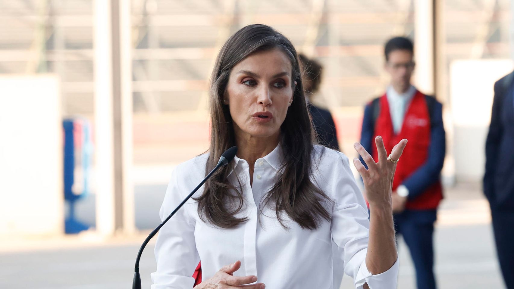 Letizia despide a los 'chalecos rojos' que viajan a Venezuela tras los terremotos y pone en valor su trabajo humanitario