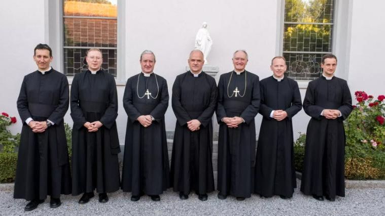 Una congregación ultracatólica ordena cuatro obispos sin el permiso del Papa y provoca un nuevo cisma en la Iglesia