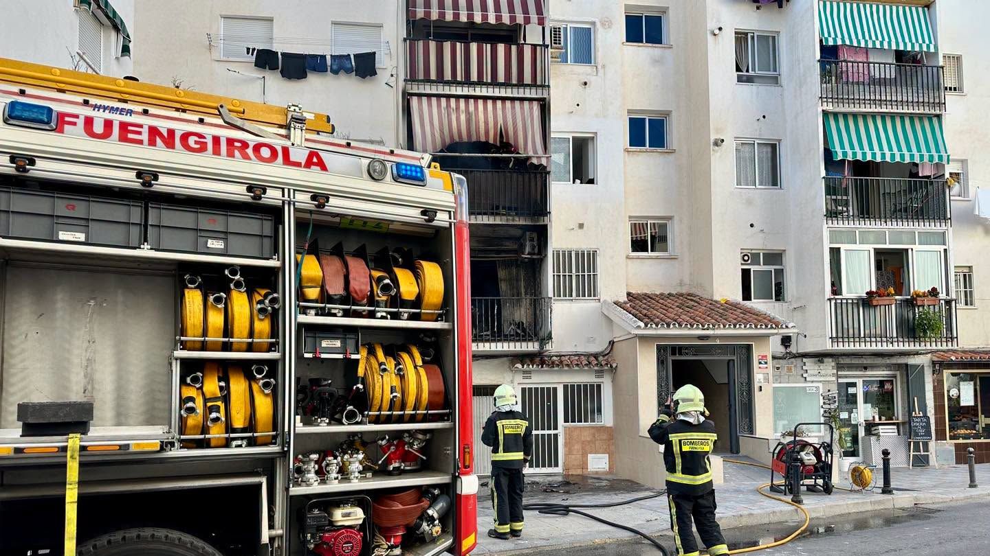 Un incendio en una vivienda de Fuengirola obliga a desalojar a 40 personas y deja un herido