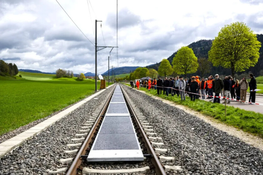 Suiza instaló la primera planta solar ferroviaria del mundo: un año después, ha sido tal éxito que sus vecinos ya preguntan por ella