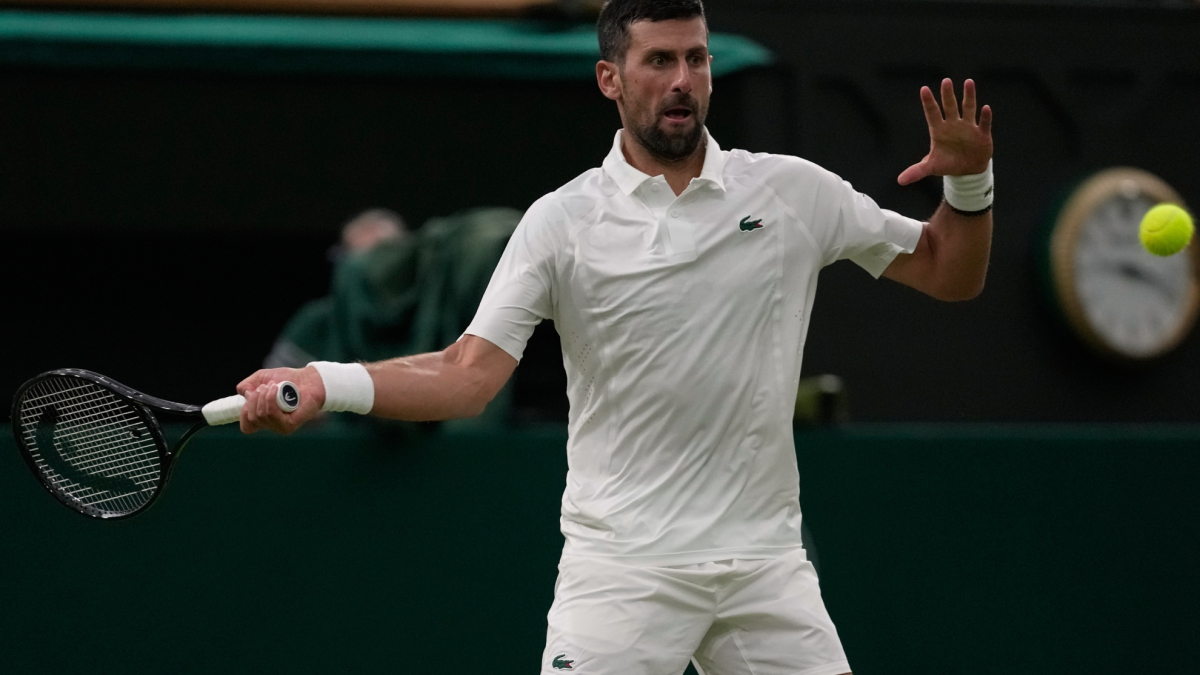 Djokovic gana a Tsitsipas y persigue el récord de victorias de Federer