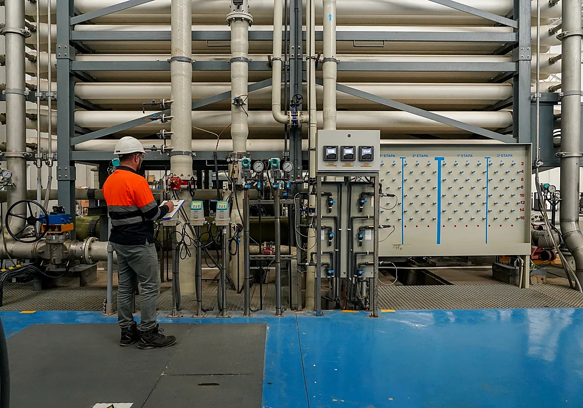 What is happening about plans for a desalination plant on the eastern Costa del Sol?
