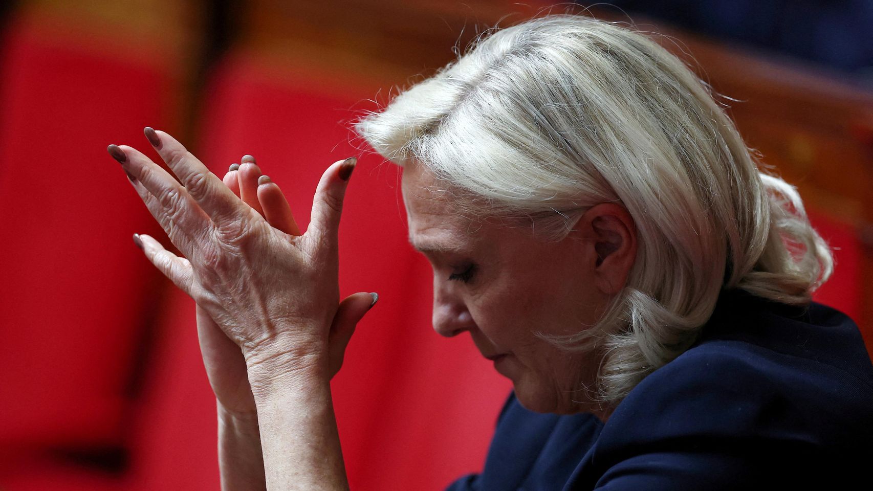 La Fiscalía Europea amplía la investigación contra el grupo de Le Pen por malversación con registros en Francia y España