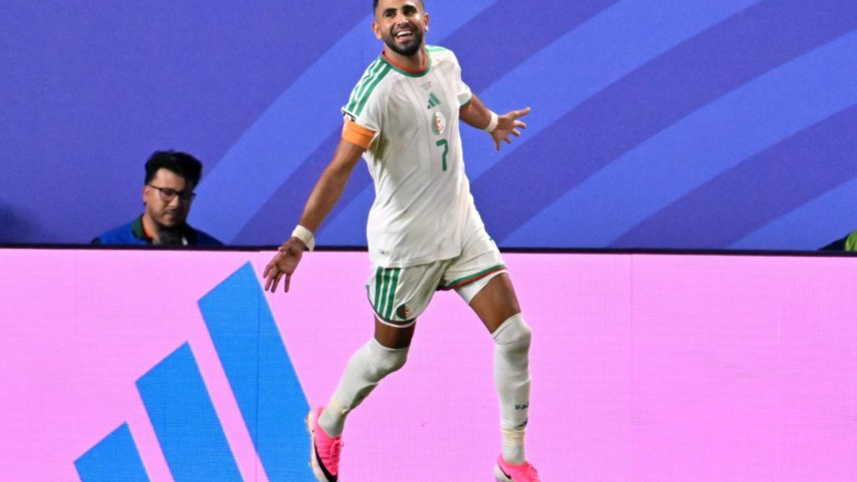 Mahrez lucha por estirar su 'retirada': "Quizá sea hora de pasar el testigo"