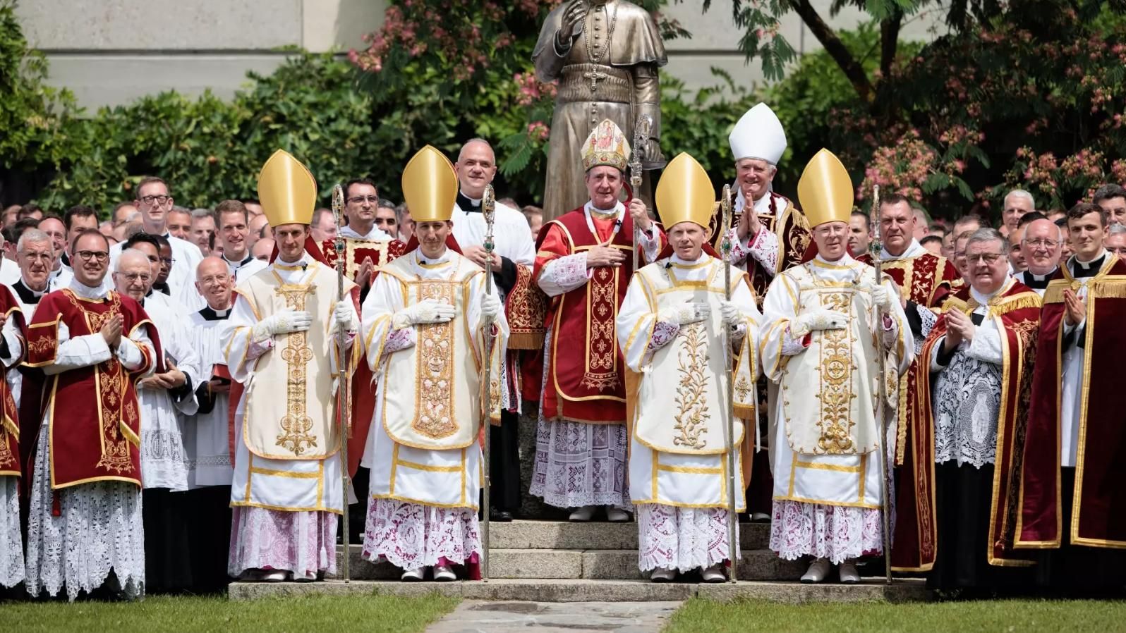 El Vaticano excomulga a los dos consagrantes y a los nuevos obispos lefebvrianos por "un acto de carácter cismático"