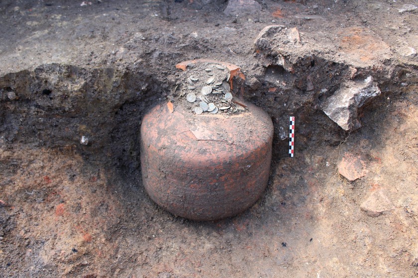 Los arqueólogos han desenterrado un tesoro en Francia: una vasija llena con decenas de miles de monedas romanas de hace 1.800 años